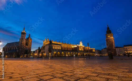 Famosa piazza medievale del mercato nella città vecchia di Cracovia in Polonia photo