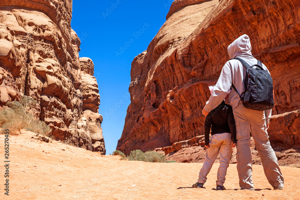 Passeggiata nel canyon del Wadi Rum, Giordania Passeggiata nel canyon del Wadi Rum, Giordania