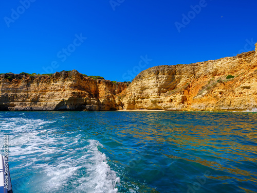 Cliffs seen from the boat © trattieritratti