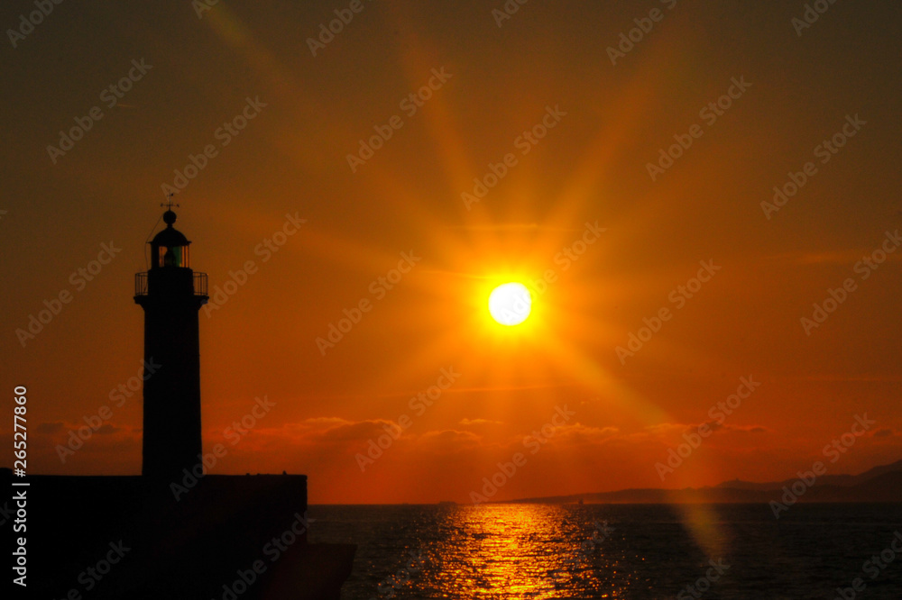 phare, coucher de soleil, mer, ciel, océan, eau, lumière, soleil, côte, silhouette, lever du soleil, nuage, plage, phare, orange, tour, soir, nuit, nature, crépuscule, paysage, bleu, voyage, lac phare, coucher de soleil, mer, ciel, océan, eau, lumière, soleil, côte, silhouette, lever du soleil, nuage, plage, phare, orange, tour, soir, nuit, nature, crépuscule, paysage, bleu, voyage, lac