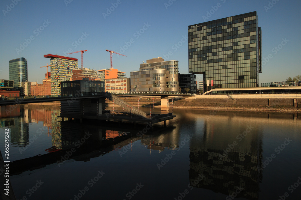 Düsseldorf, MedienHafen mit Living Bridge