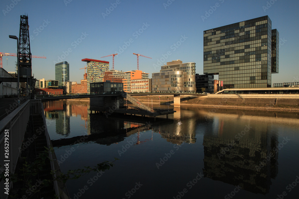 Düsseldorf, MedienHafen mit Living Bridge