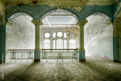 Portal und Treppenhaus in einem versunkenen Palast photo