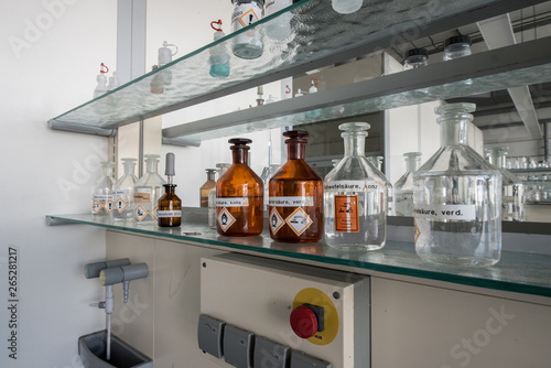 chemischer Laborplatz mit Säureflaschen photo
