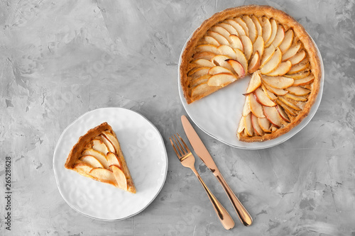 Obraz na plátně Composition with tasty apple pie on table