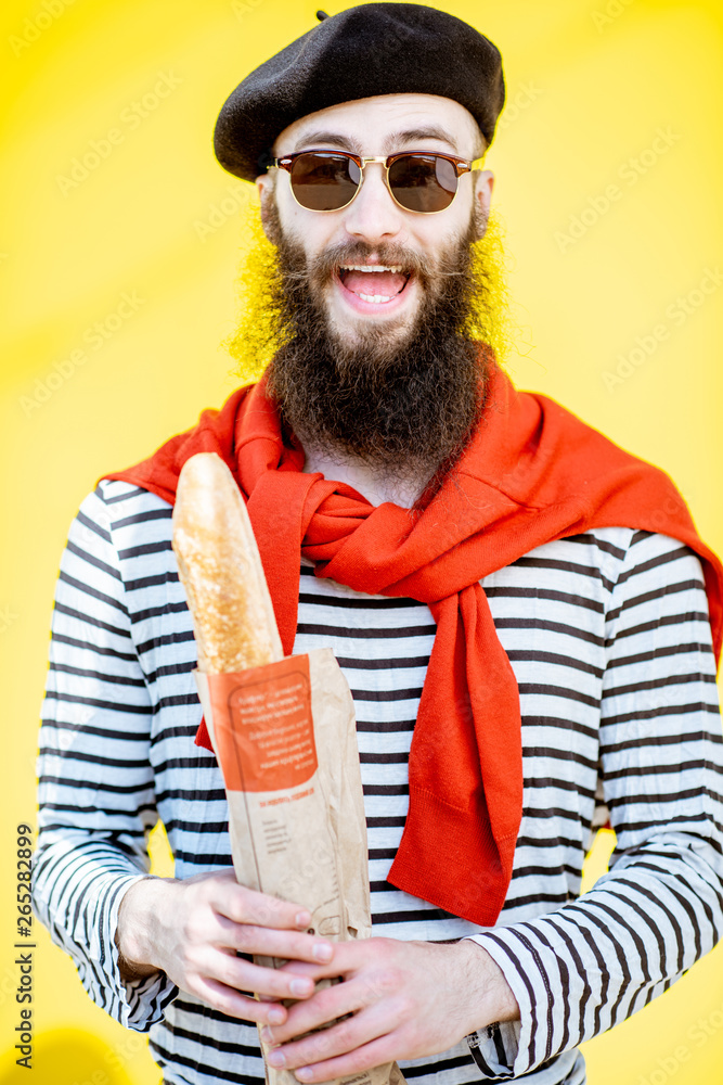Φωτογραφία Portrait of a stylish man dressed in french style with striped shirt, hat and re