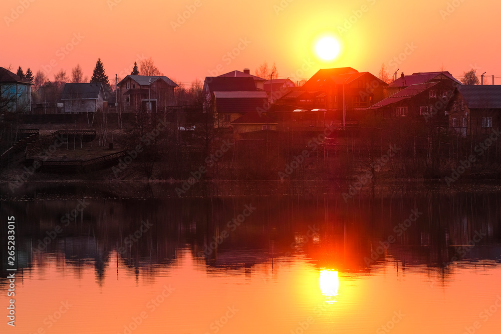 Obraz premium Landscape with the image of spring lake at sunset