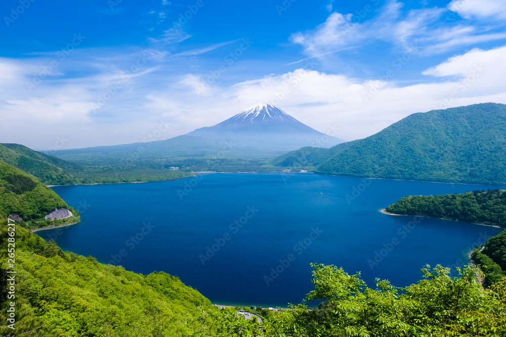 中ノ倉峠展望台からの本栖湖と富士山