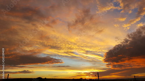 Incrível arte natural no céu do pôr-do-sol em tons dourados