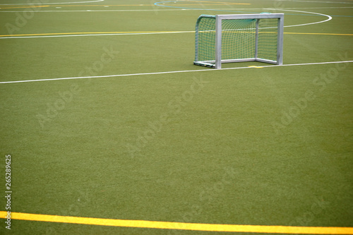 Die Nahaufnahme eines Kunstrasenplatzes für Fußballspiele und Feldhockey mit Farblinien und Farbmarkierungen. photo