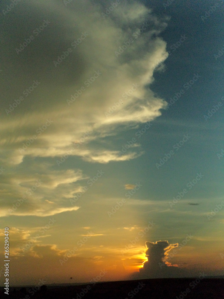 Arte formada no céu com núvens no pôr-do-sol