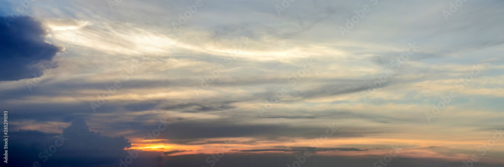 Panoramica com arte no céu do pôr-do-sol do início de inverno