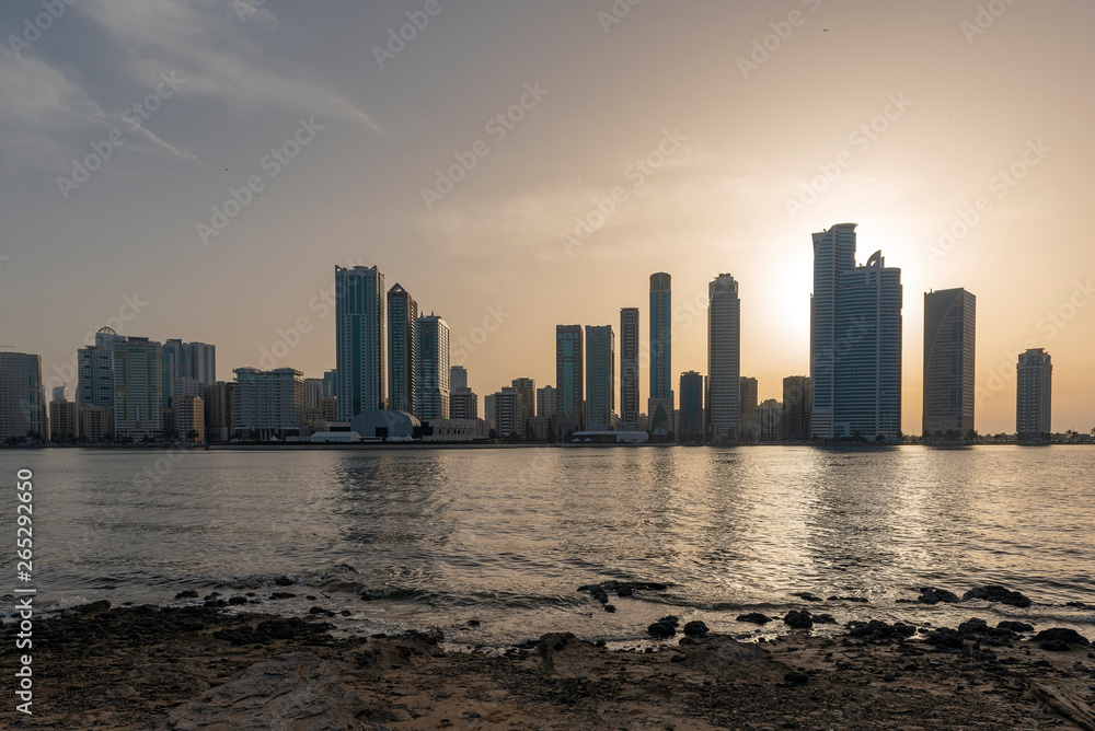Fototapeta premium Piękny wieczorny widok na panoramę Sharjah