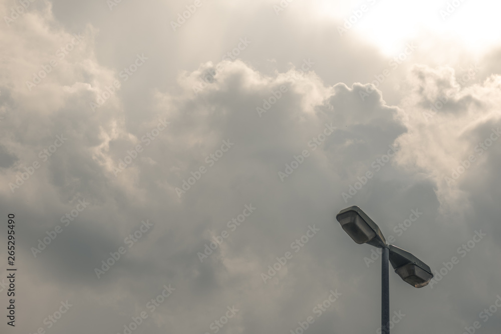 Bedrohliche Gewitterstimmung mit Strassenlampe Bedrohliche Gewitterstimmung mit Strassenlampe