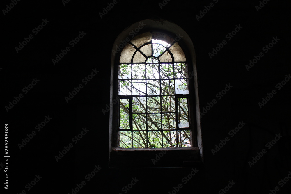Verlassener Ort- Fensterbogen Verlassener Ort- Fensterbogen