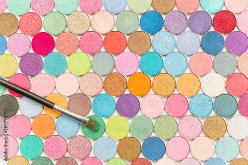 Obraz na płótnie Cosmetic brushe laying on colored eye shadows top view w salonie