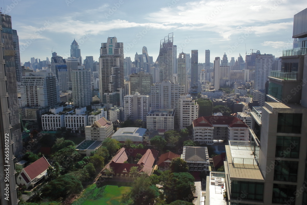 タイ　バンコク　猛暑　ビル　都会のビル　強烈な太陽　逆光　オフィス　暑すぎる夏　照りつける　ビル群　ビルディング　都市　シティー　