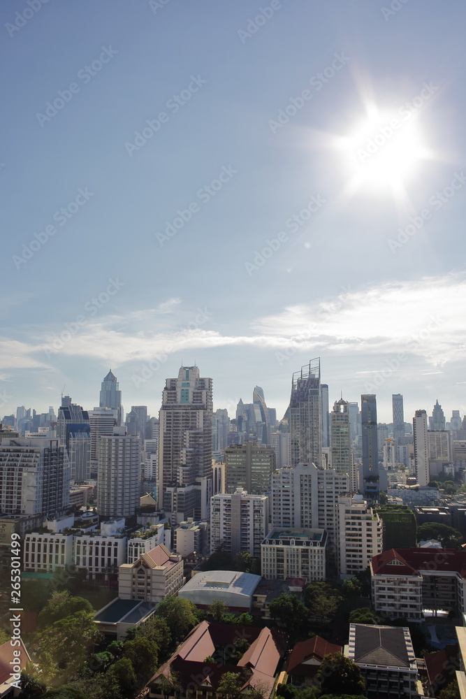 タイ　バンコク　猛暑　ビル　都会のビル　強烈な太陽　逆光　オフィス　暑すぎる夏　照りつける　ビル群　ビルディング　都市　シティー　