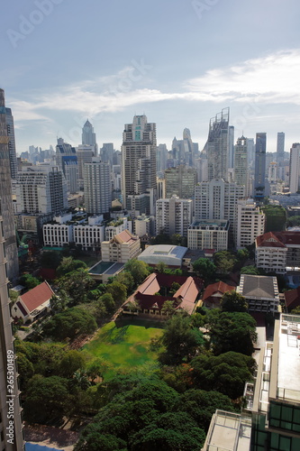 タイ バンコク 猛暑 ビル 都会のビル 強烈な太陽 逆光 オフィス 暑すぎる夏 照りつける ビル群 ビルディング 都市 シティー 