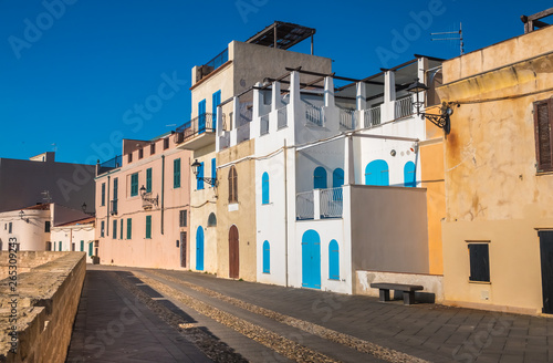 Papier peint The old town of Alghero (L’Alguer), province of Sassari , northwestern Sardinia, Italy