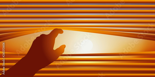 Concept de la surveillance avec une main qui relève les lames d’un store vénitien pour regarder par la fenêtre le ciel d’une journée ensoleillée.