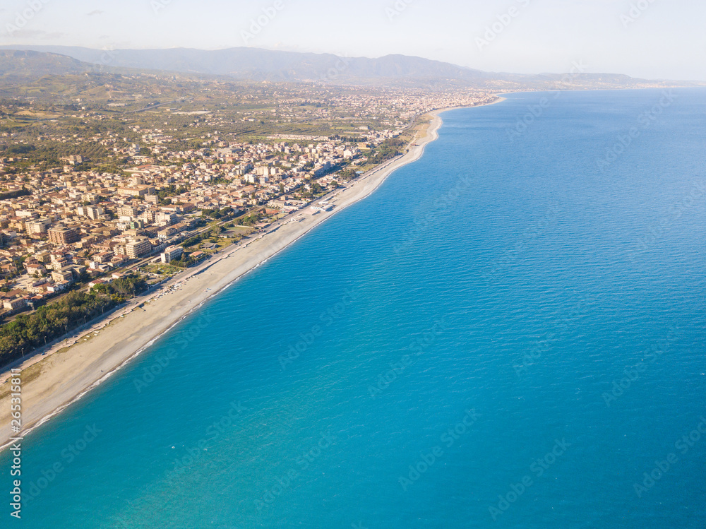 Vista aerea città turistica di Locri, in Calabria con il mare Mediterraneo Blu e le spiagge sabbiose in Estate.