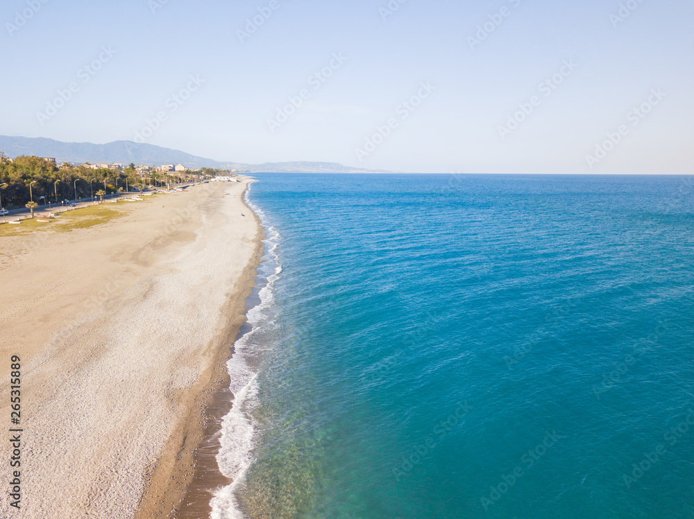 Spiaggia di Locri, città in Calabria con mare Mediterraneo. Vista aerea.