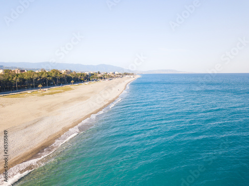 Spiaggia di Locri, città in Calabria con mare Mediterraneo. Vista aerea.