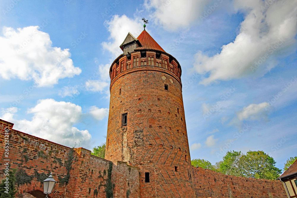 Tangermünde: Gefängnisturm mit Mauer (14. Jh., Sachsen-Anhalt)