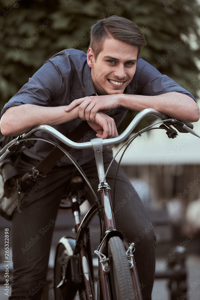 Obraz premium Man with bicycle