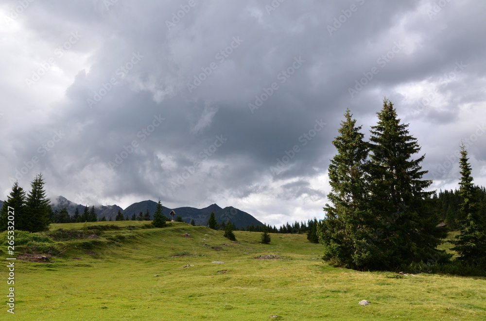 Almenlandschaft in Südtirol mit bedrohlichen Gewitterwolken am Himmel Almenlandschaft in Südtirol mit bedrohlichen Gewitterwolken am Himmel