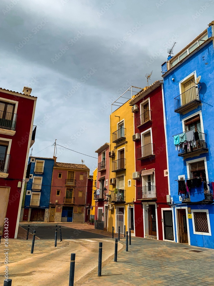 Casas de colores en el pueblo de Vilajoyosa (Alicante, España)
