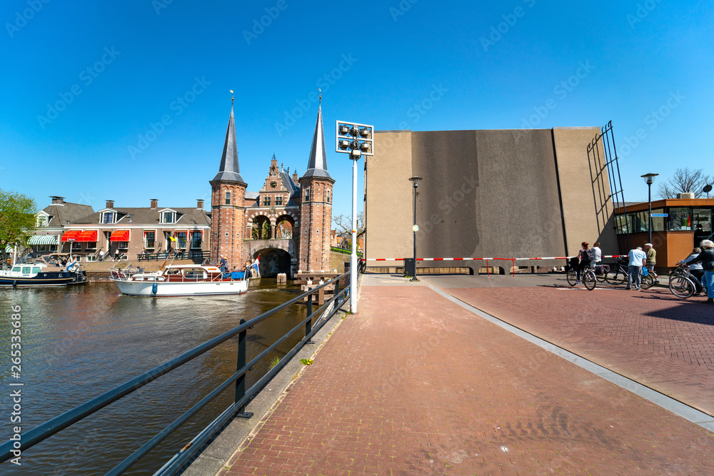Fototapeta premium Sneek, Holland, reichsmonument Waterpoort und Klappbrücke