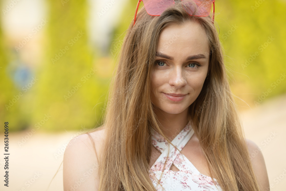 Naklejka premium Young woman looking at camera, stylish shot. 