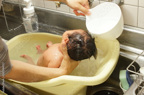キッチンシンクでの新生児の沐浴（父親）２