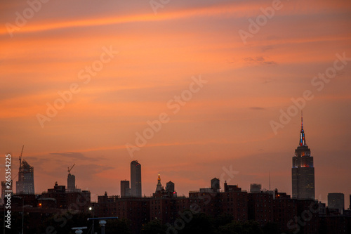 Sonnenuntergang New York mit Empire State Building beleuchtet am Unabh  ngigkeitstag 04. Juli USA