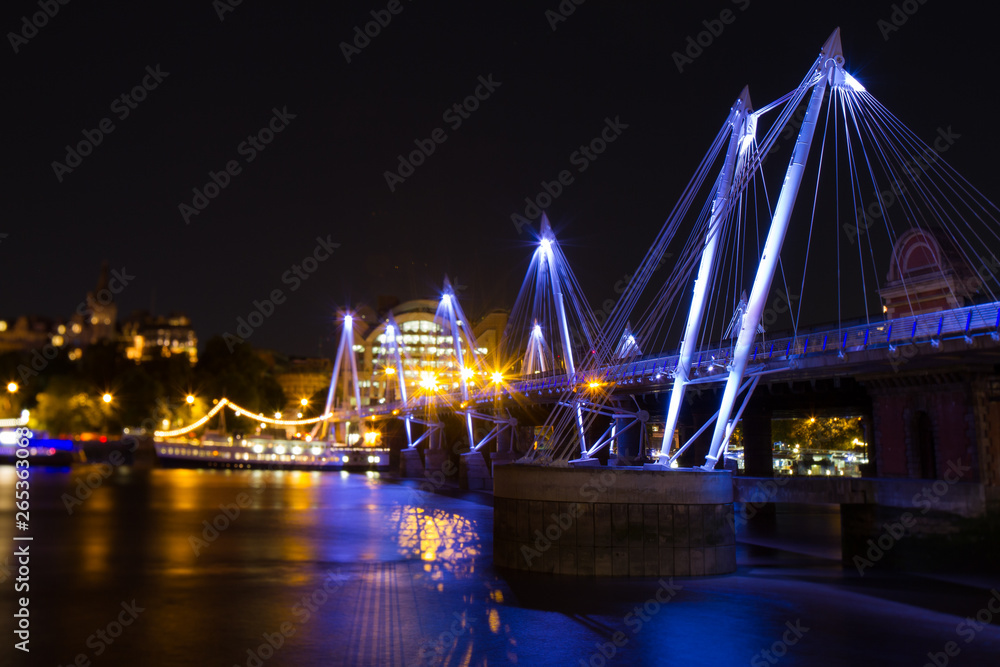 Obraz premium bridge at night