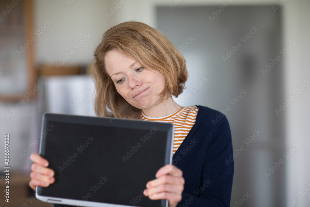 Junge Frau mit Laptop verärgert Junge Frau mit Laptop verärgert