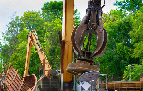 Картината върху платно A powerful electromagnet picks up metal scrap  in salvage yard