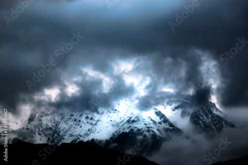 Neige et nuages sur les Alpes
