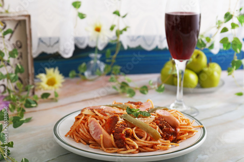 おいしそうなスパゲティとワイン