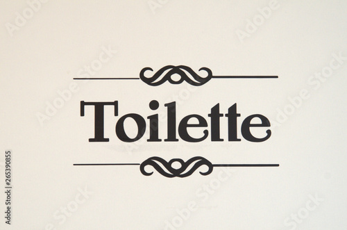 Scritta toilette fotografata sulla porta di un bagno pubblico. photo