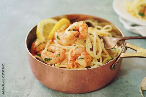 Bild auf Leinwand Homecooked Shrimp Scampi with Spaghetti pasta and lemon
