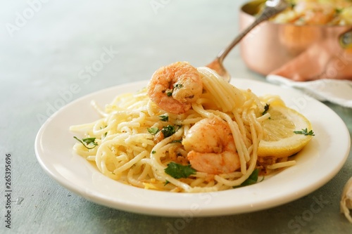 Canvas Print Homecooked Shrimp Scampi with Spaghetti pasta and lemon