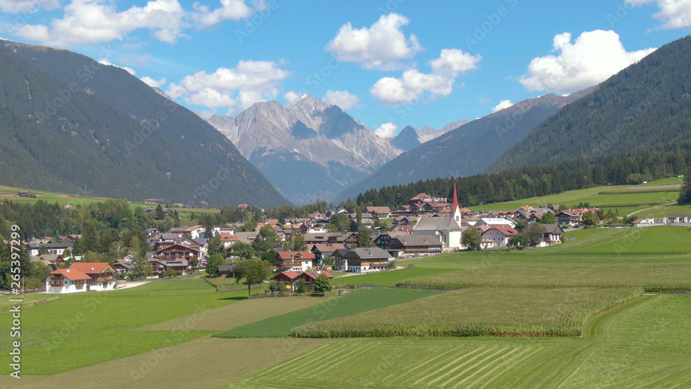 Plakat DRONE: Flying towards a scenic village in the picturesque Austrian countryside.
