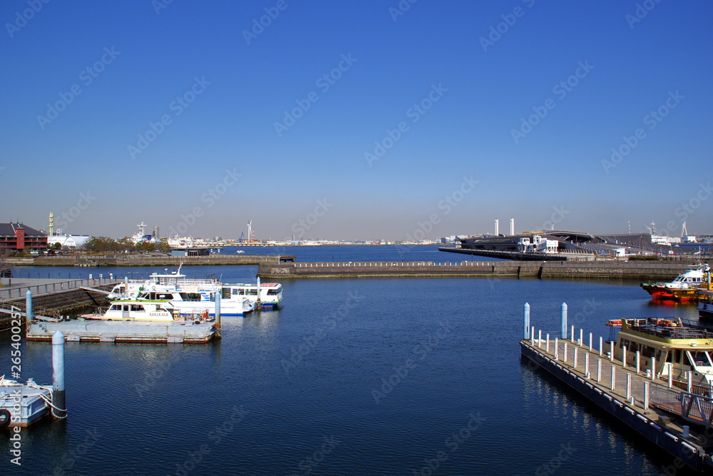 横浜港大桟橋と青い海、青い空、