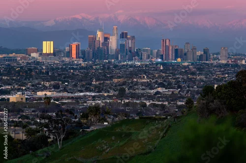 Obraz Panoramiczny widok na miasto Los Angeles w Kalifornii z zaśnieżonymi górskimi czapami pokazującymi koniec suszy spowodowanej zmianami klimatu. Szeroki widok pokazuje Hollywood i Śródmieście.