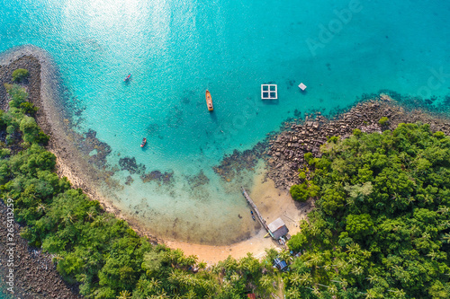 Fototapeta Naklejka Na Ścianę i Meble -  Aerial view sea island with green tree turquoise water