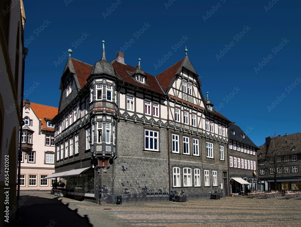 Obraz premium In der Altstadt von Goslar im Harz in Niedersachsen, Deutschland 