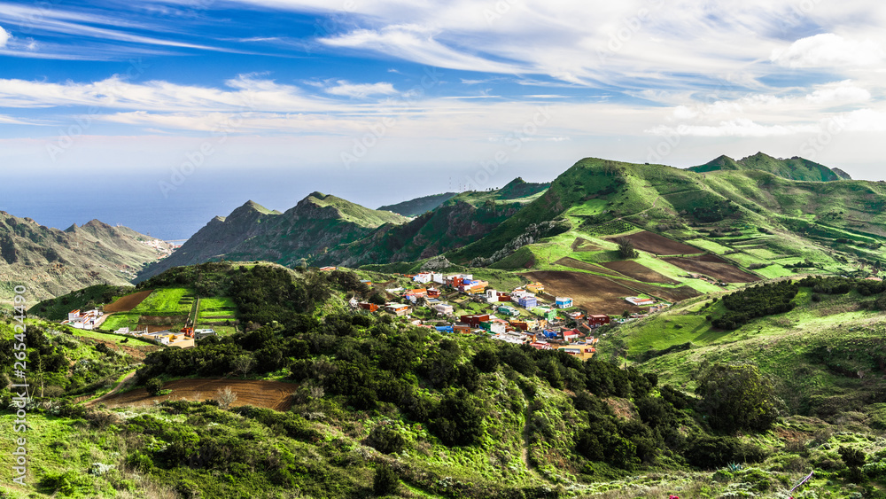 Obraz premium Emerald hills under the blue sky